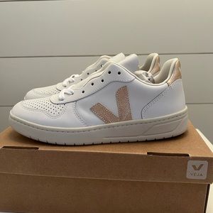 Veja V-10 WHITE PLATINE (rare color) Womens US Size 8 White and Gold Brand New